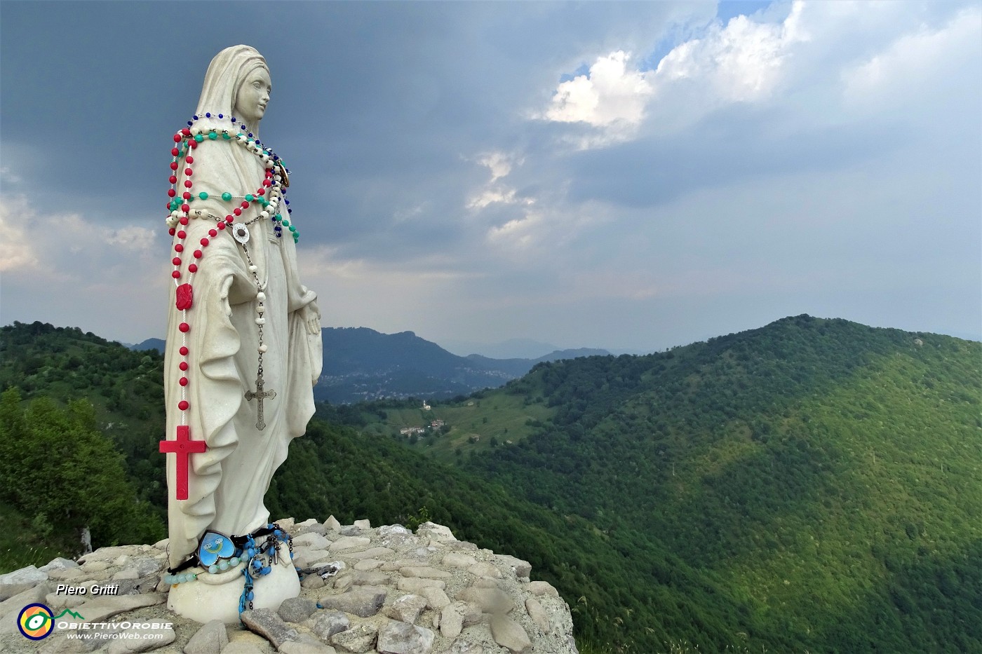 85 Ancora uno scatto alla bella Madonnina con vista in Salmezza e Podona.JPG -                                
